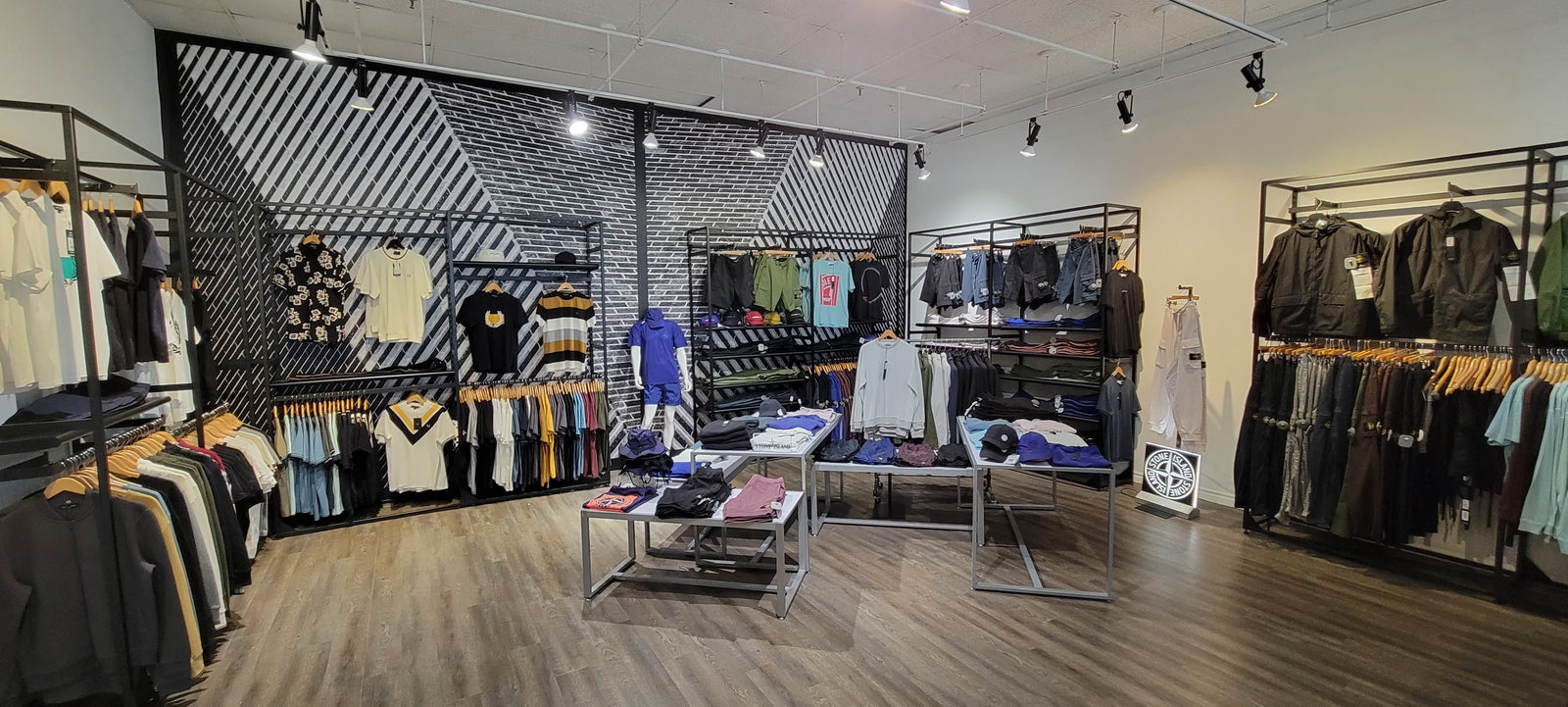 Shop Online for Retail Clothing Store Displays Displetech